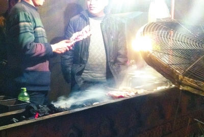 露天燒烤整夜煙熏火燎，路邊居民苦不堪言。