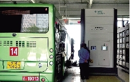 機(jī)器人正在為公交車更換電池 機(jī)器人正在為公交車更換電池