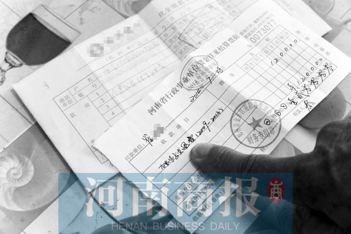 崔先生和妻子將過去幾年領的獨生子女父母獎勵費全部退回