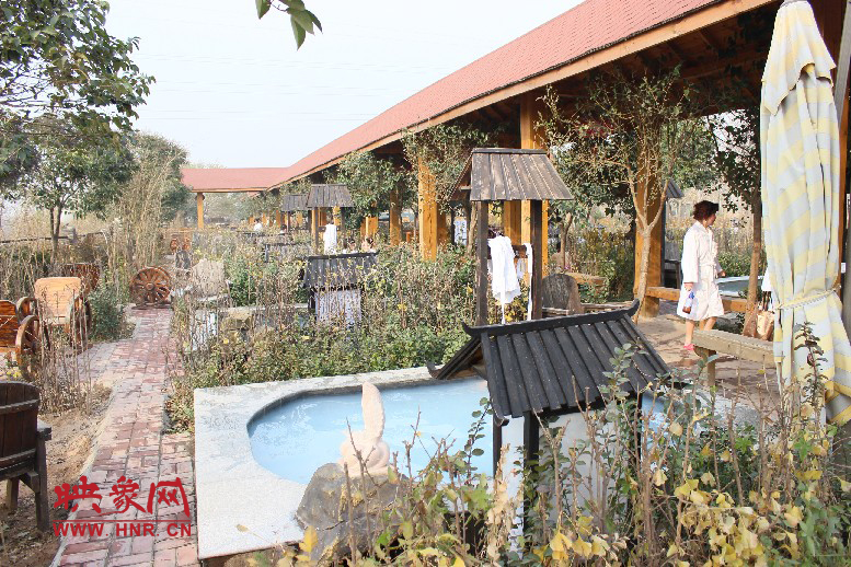 各種小溫泉池，溫度有高有低，每個(gè)池用料不同有各種功效