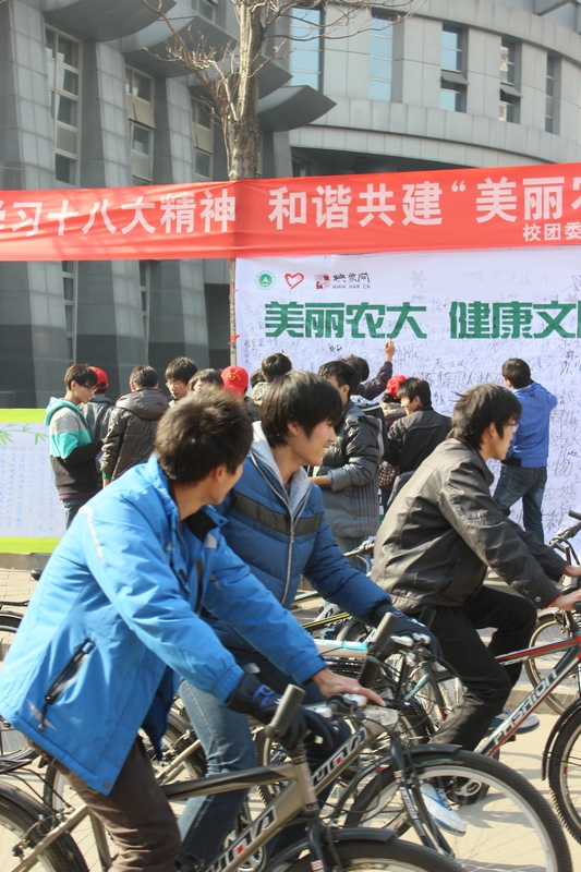 活動(dòng)現(xiàn)場(chǎng)人流涌動(dòng)，過路人群駐足觀看