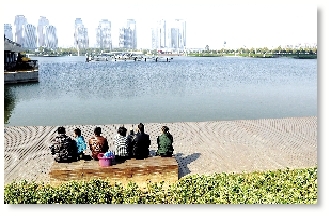 昨天中午，如意湖畔，在這樣的天氣曬太陽是一種享受。 記者 馬健 圖