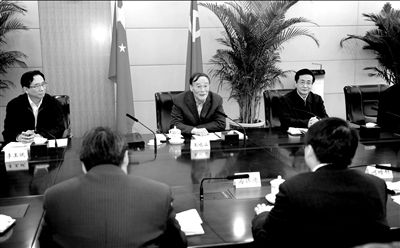 11月30日，中共中央政治局常委、中央紀委書記王岐山在北京主持召開座談會，聽取專家學(xué)者對黨風(fēng)廉政建設(shè)和反腐敗工作的意見和建議。新華社發(fā)