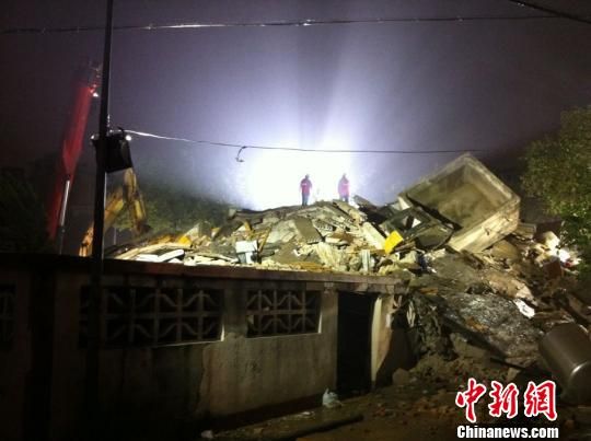 六層民房倒塌現(xiàn)場。何蔣勇　攝