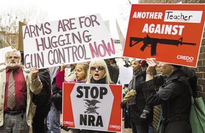 12月17日，華盛頓，示威者來到美國“全國槍支協(xié)會”在國會的說客辦公室表達控制槍支的訴求。