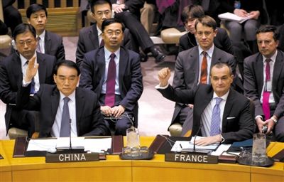 1月22日，紐約，中國常駐聯(lián)合國代表李保東舉手贊成通過對朝鮮制裁決議。