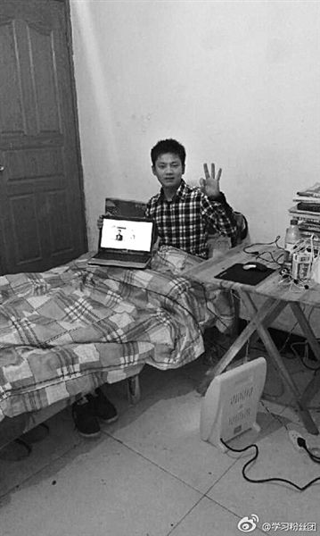 張洪銘在微博上發(fā)了張照片。照片顯示，他居住的屋子主要有一床一桌，寒冬里以電暖器取暖。