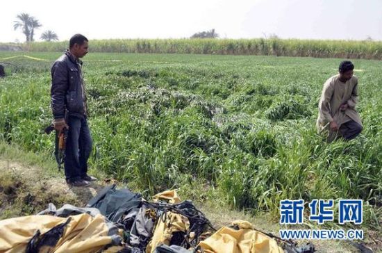 2月26日，在埃及旅游城市盧克索附近，當(dāng)?shù)匕踩藛T在發(fā)生熱氣球爆炸事故的現(xiàn)場查看。