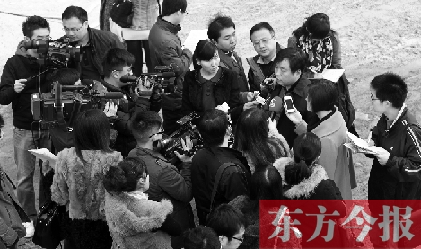 經(jīng)適房“下課”，公租房的申請(qǐng)、租金等備受關(guān)注，圖為鄭州市房管局規(guī)劃和住房保障處處長(zhǎng)馮榮智被媒體記者“