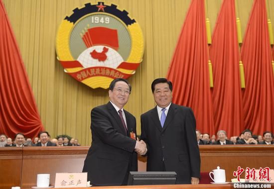 3月11日下午，全國政協(xié)十二屆一次會議在北京人民大會堂舉行第四次全體會議，俞正聲當(dāng)選政協(xié)第十二屆全國委員會主席。圖為政協(xié)第十一屆全國委員會主席賈慶林和俞正聲握手，表示祝賀。中新社發(fā) 廖攀 攝