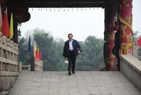 2008年10月30日清晨，吳仁寶在村中散步時從華西金塔門前走過。圖/新華社