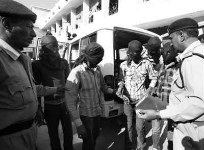 3月18日，印度中央邦，涉嫌輪奸瑞士女游客的男子被押往法庭。據(jù)悉，6名男子均面臨搶劫指控，其中4人面臨強(qiáng)奸指控。