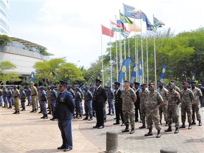 3月23日，南非警員參加德班峰會安保動員會。為確保峰會安全，南非政府從全國抽調(diào)3000名警察加強安保。 新華社發(fā)