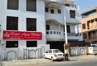 3月19日，印度北部阿格拉，一名英國女游客在旅館住店，有兩人企圖闖入她的房間，因害怕遭到強奸，她從旅