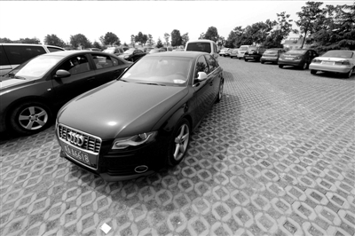 3月30日，掛有AZG(安徽政府公務(wù)的拼音縮寫）通行證的車輛停放在合肥市小蜀山公墓停車場內(nèi)。