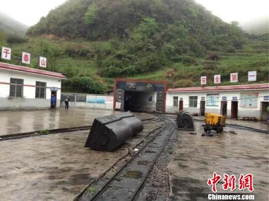 事故發(fā)生于5日晚22時許，事發(fā)時共有41人在井下作業(yè)，其中有32人安全升井，9人被困井下。