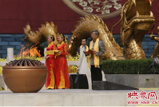 中華炎黃文化研究會會長許嘉璐宣讀拜祖大典拜祭文。映象網(wǎng)記者 邵恰 攝