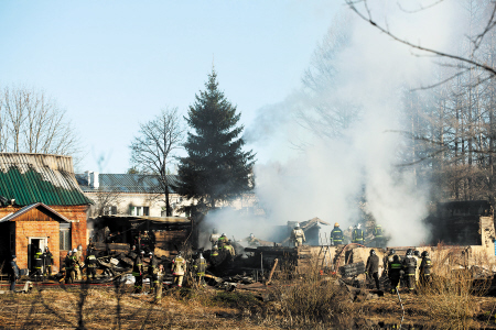 4月26日，俄羅斯救援人員在莫斯科州德米特羅夫區(qū)拉緬斯基村發(fā)生火災(zāi)的精神病院滅火?！　C供圖