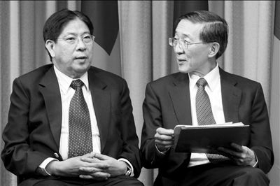 昨天凌晨,菲駐臺北馬尼拉經(jīng)濟文化辦事處代表白熙禮(左)與臺灣外事部門負責人林永樂在臺北共同舉行記者會。圖/CFP