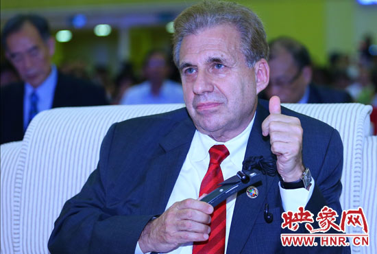 聽到關(guān)于鄭州航空港經(jīng)濟(jì)綜合實(shí)驗(yàn)區(qū)的介紹，約翰.卡薩達(dá)博士豎起了大拇指