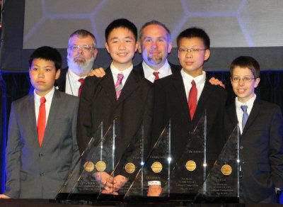 孫嘯秋(右二)與獲得團(tuán)體組冠軍的隊(duì)友任昊淼(前左一)、林浩然(前左二)、Matthew Lipman