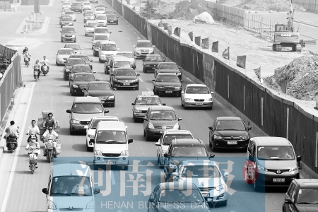 因施工封路，中州大道上的車輛行駛緩慢 王春勝/攝