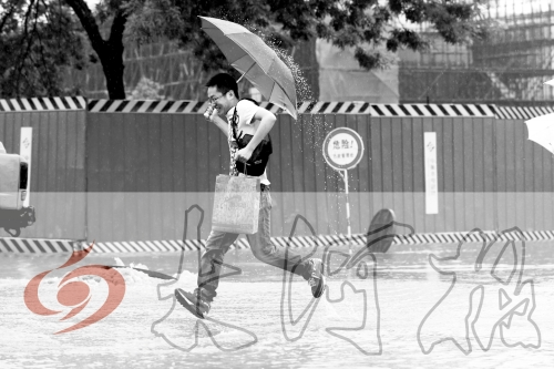 鄭州經(jīng)三路與北環(huán)交叉口處，積水較深，行人們不得不“練輕功”。 記者 白周峰 攝影