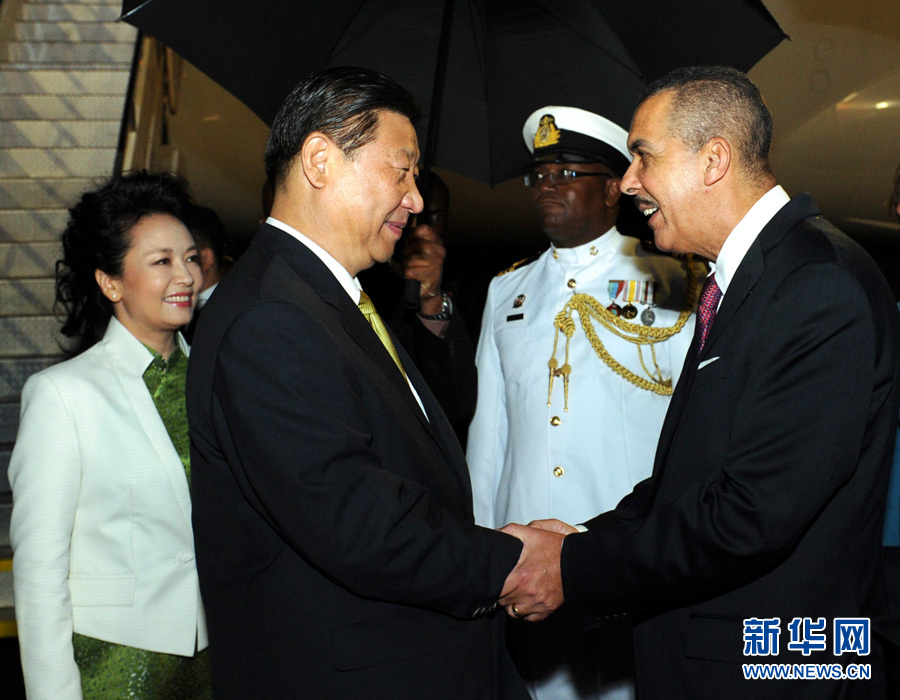 特立尼達(dá)和多巴哥總統(tǒng)卡莫納夫婦、總理比塞薩爾等到機場迎接習(xí)近平和夫人彭麗媛。饒愛民 攝