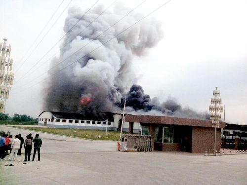 現(xiàn)場(chǎng)濃煙滾滾。