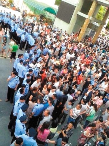 　考生家長圍堵在考點門口。 網(wǎng)絡截圖