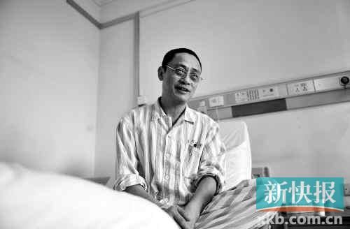 在病床上,趙海濱看起來(lái)比原先照片里消瘦了很多,雖然戴著一副近視眼鏡,卻掩飾不住鏡框后面發(fā)黑的眼圈。新快報(bào)記者孫毅/攝