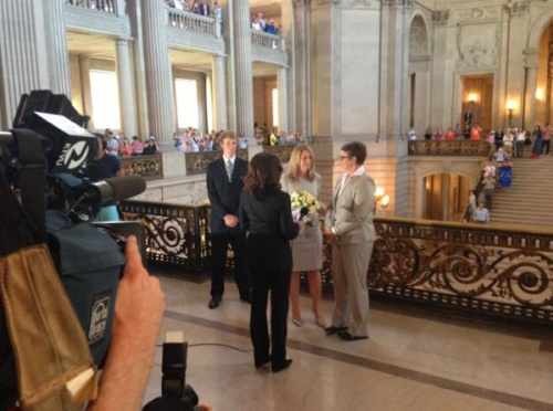 同性伴侶斯蒂爾和克里斯汀在舊金山市政廳舉行婚禮，這是自2008年加州8號提案通過以來，加州的首場同性婚禮。