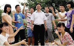 同學(xué)們用手臂連成光環(huán)，把班主任老師圍起來(lái)，表達(dá)對(duì)他的敬意和謝意。