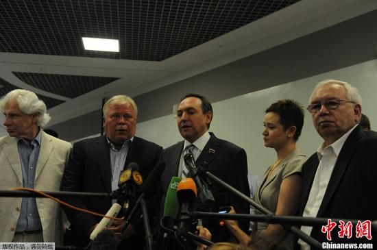 據(jù)外媒報道，美國“棱鏡”監(jiān)控計劃泄密者愛德華·斯諾登于莫斯科時間7月12日在莫斯科謝列梅捷沃機場與多家人權(quán)機構(gòu)代表人士舉行會談。圖為參加會談的人權(quán)代表接受媒體采訪。