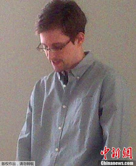 據(jù)外媒報道，美國“棱鏡”監(jiān)控計劃泄密者愛德華·斯諾登于莫斯科時間7月12日在莫斯科謝列梅捷沃機場與多