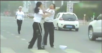 兩名“女交警”馬路中央廝打。圖/東方IC