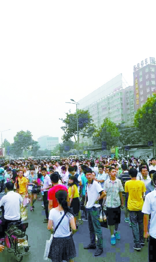 　早高峰等公交，場面蔚為壯觀（網(wǎng)友供圖）。