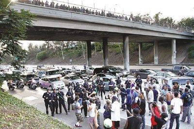 地點(diǎn):美國洛杉磯。大批警察和示威者正在對峙