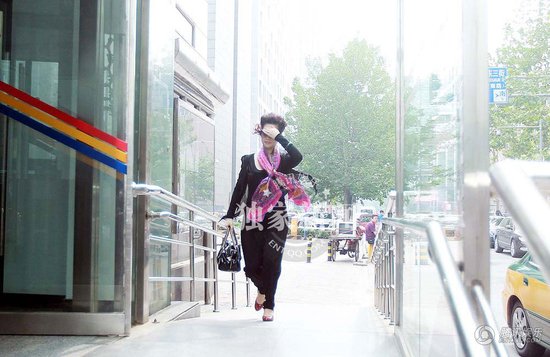 2013年7月22日，李某輪奸案庭前會(huì)議在海淀某法庭舉行，現(xiàn)場(chǎng)有大批媒體等候。