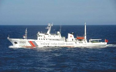 24日在釣魚(yú)島附近海域巡航的中國(guó)海警船。