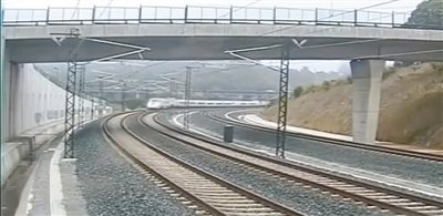 時速190公里的列車通過一個限速80公里的急轉彎。