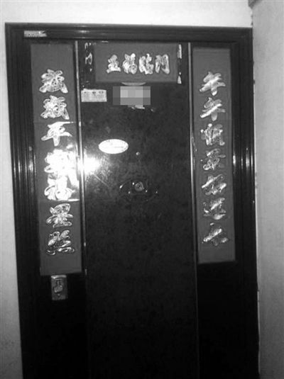 昨天22時(shí)許,被摔女童家房門緊閉,多名家屬稱,在協(xié)商處理孩子后事。新京報(bào)記者 楊鋒 攝