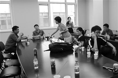 昨日，什剎海街道辦事處第四會(huì)議室，“什剎海女童練攤父親被打”事件的通氣會(huì)現(xiàn)場。