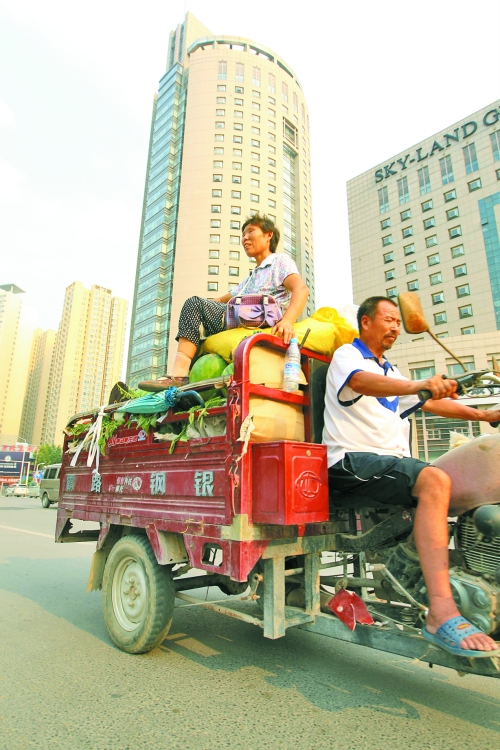 多賣瓜，瓜農在烈日下奔波忙碌。