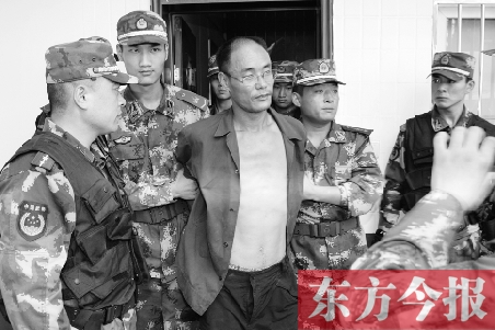 7月27日13時50分許，駐馬店市西平縣的“7·25”連環(huán)殺人案犯罪嫌疑人丁金華（左三）在禹州落網(wǎng)