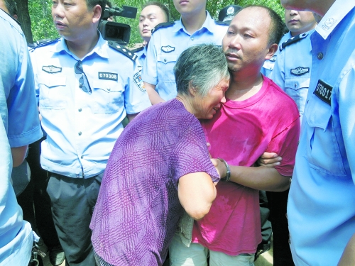 潛逃23年，歸案之時再見父母，最不能承受的究竟是誰？