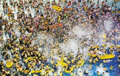 29日，湖北省武漢市，近日江城暑熱難解，人們紛紛前往水上樂園解暑，由于人數(shù)眾多，形成了“下餃子”的壯觀場面。圖/CFP