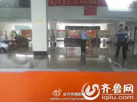 8月8號(hào)下午14時(shí)許，一女子在山東省衛(wèi)生廳辦公大樓三樓的一間辦公室內(nèi)，被一名年輕男子劫持。