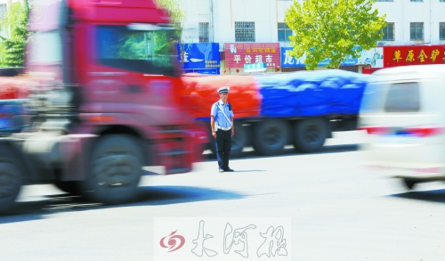 連霍高速受橋梁爆破影響禁止通車，310國(guó)道車流量迅速增加，當(dāng)?shù)亟痪块T安排大量警力保障道路暢通。