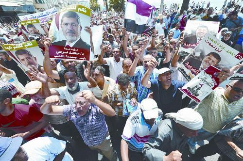 16日，穆爾西的支持者進(jìn)行“憤怒的星期五”大游行，抗議軍方清場行動(dòng)造成嚴(yán)重人員傷亡。